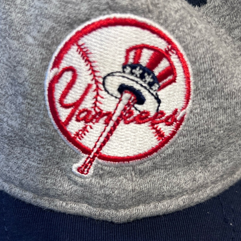 New Era Yankees Youth Two-Tone Navy and Gray Cap with Red Logo - Picture 2 of 9